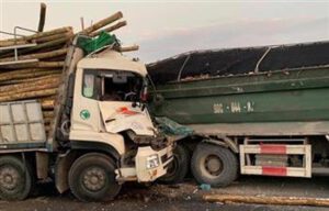 Xe tải va chạm kinh hoàng trên cầu Thanh Trì